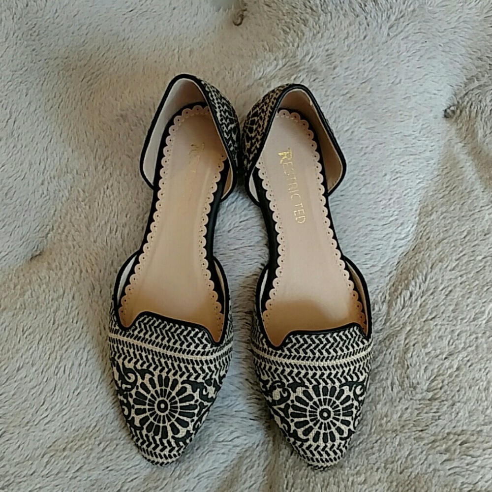 Black/tan print flats